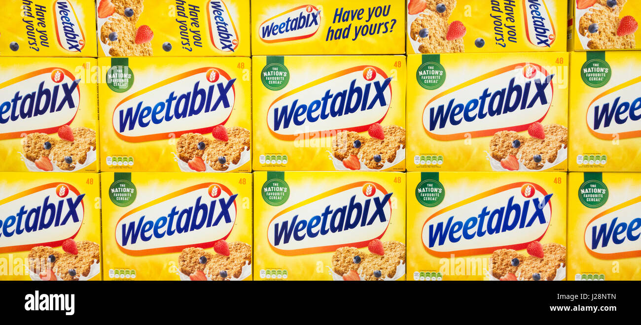 Display Weetabix su scaffale di supermercato. Regno Unito Foto Stock