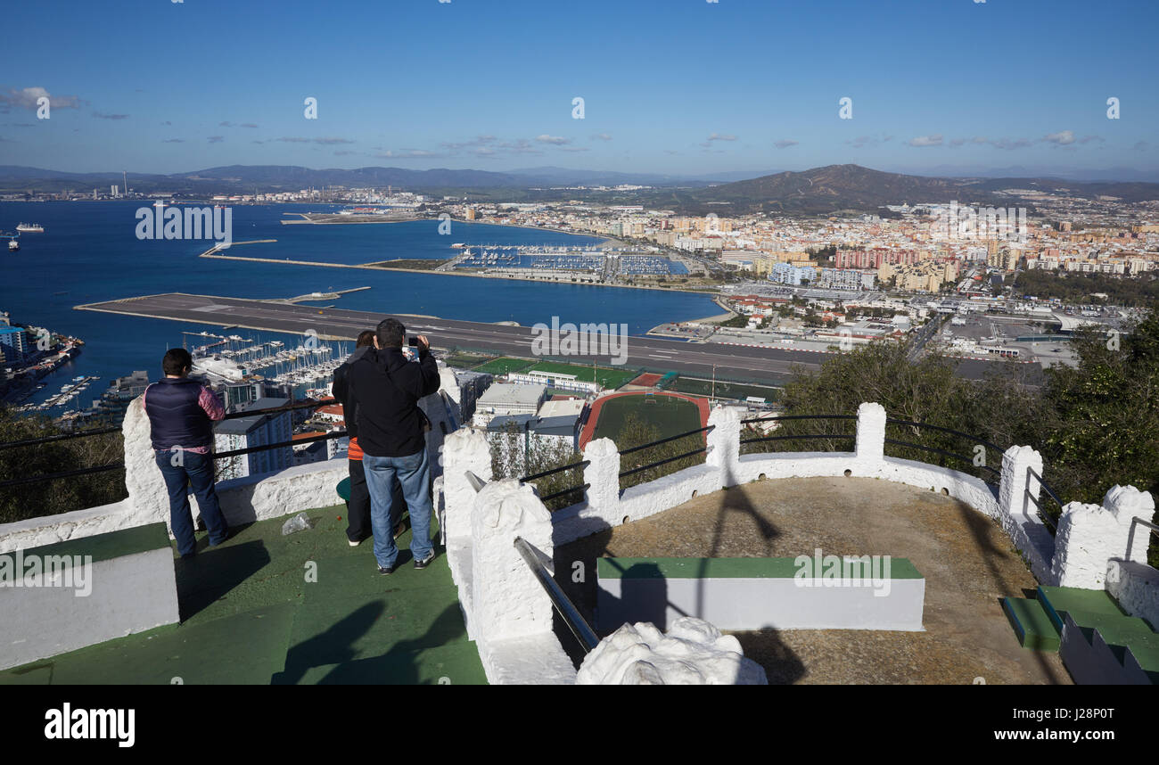 Gibilterra, vista da Upper Rock a nord, aeroporto con pista di atterraggio e il principale crocevia, alla frontiera con la Spagna con la place La Linea de la conce Foto Stock