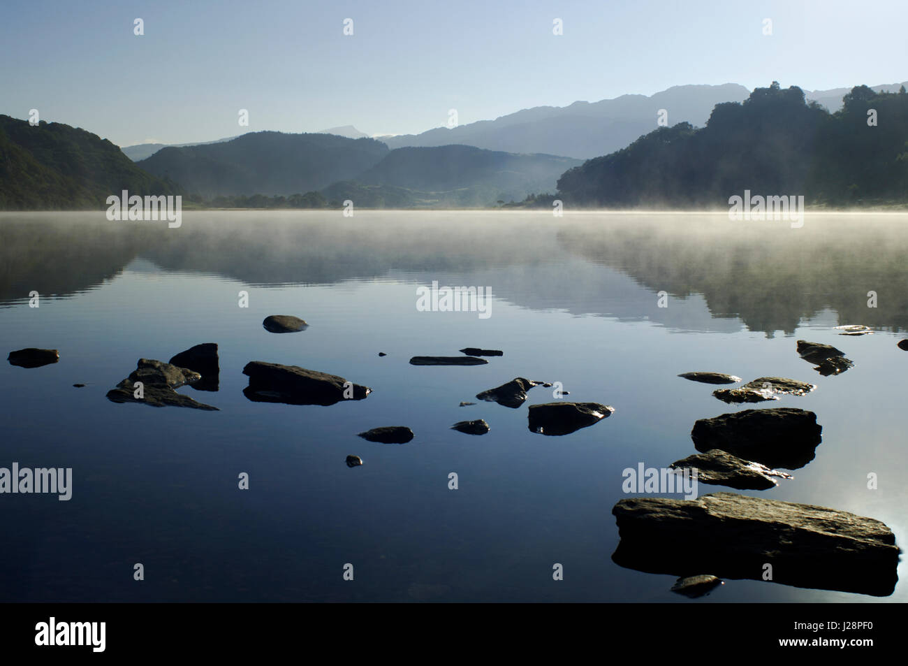 Llyn Dinas, Beddgelert, Snowdonia National Park, con nebbia passando da esso. Foto Stock