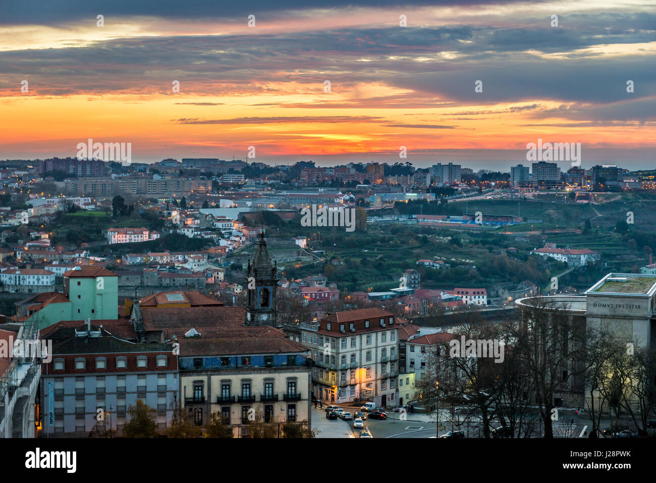 Tramonto sulla città di Porto, Portogallo. Visualizzare il campanile della chiesa Clerigos Foto Stock