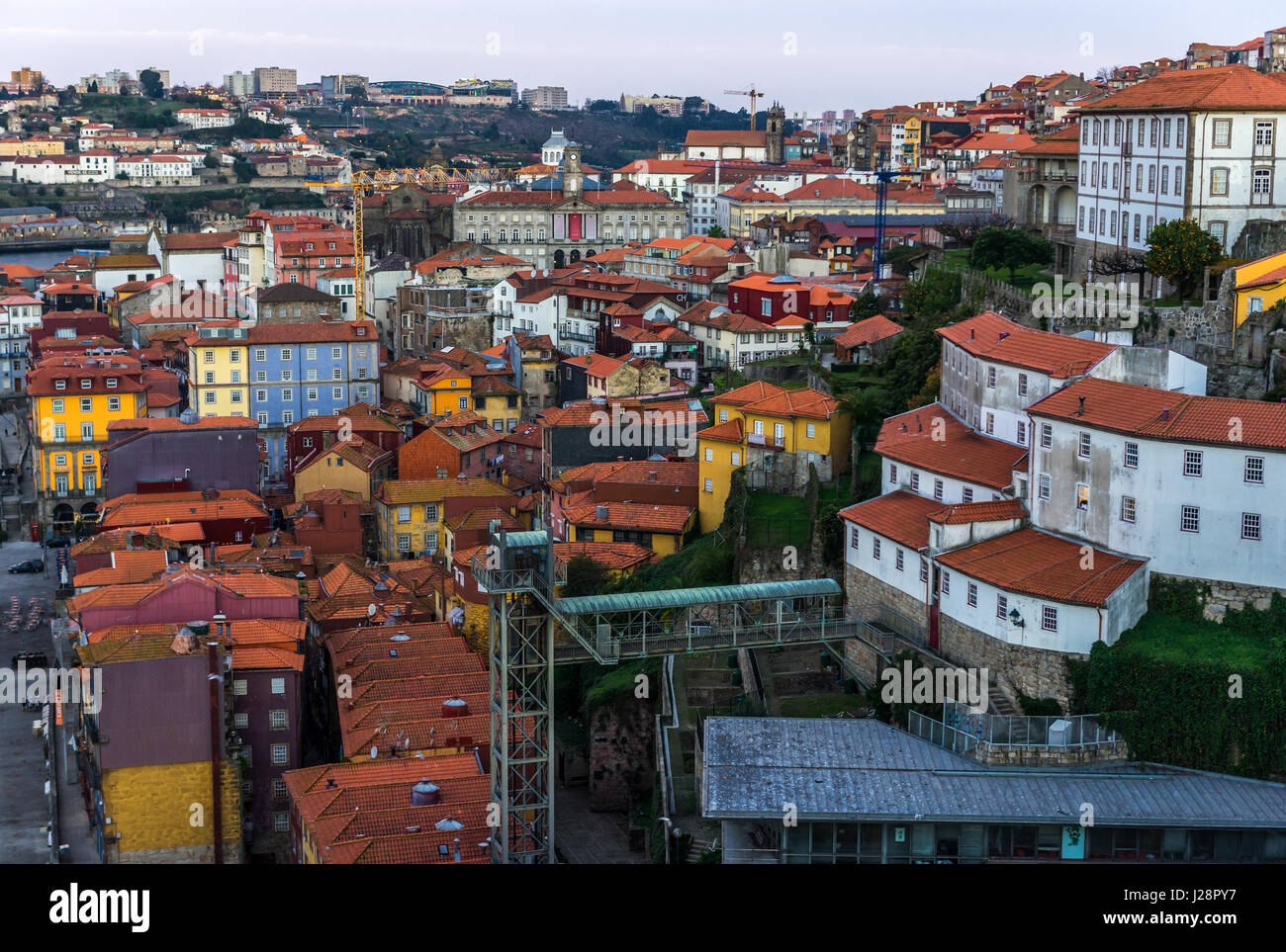 Porto cityscape sulla Penisola Iberica, la seconda più grande città in Portogallo. Vista con Bolsa Palace in medio Foto Stock
