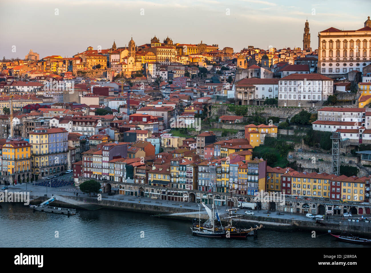 Ribeira nel quartiere della città di Porto sulla Penisola Iberica, la seconda più grande città in Portogallo Foto Stock
