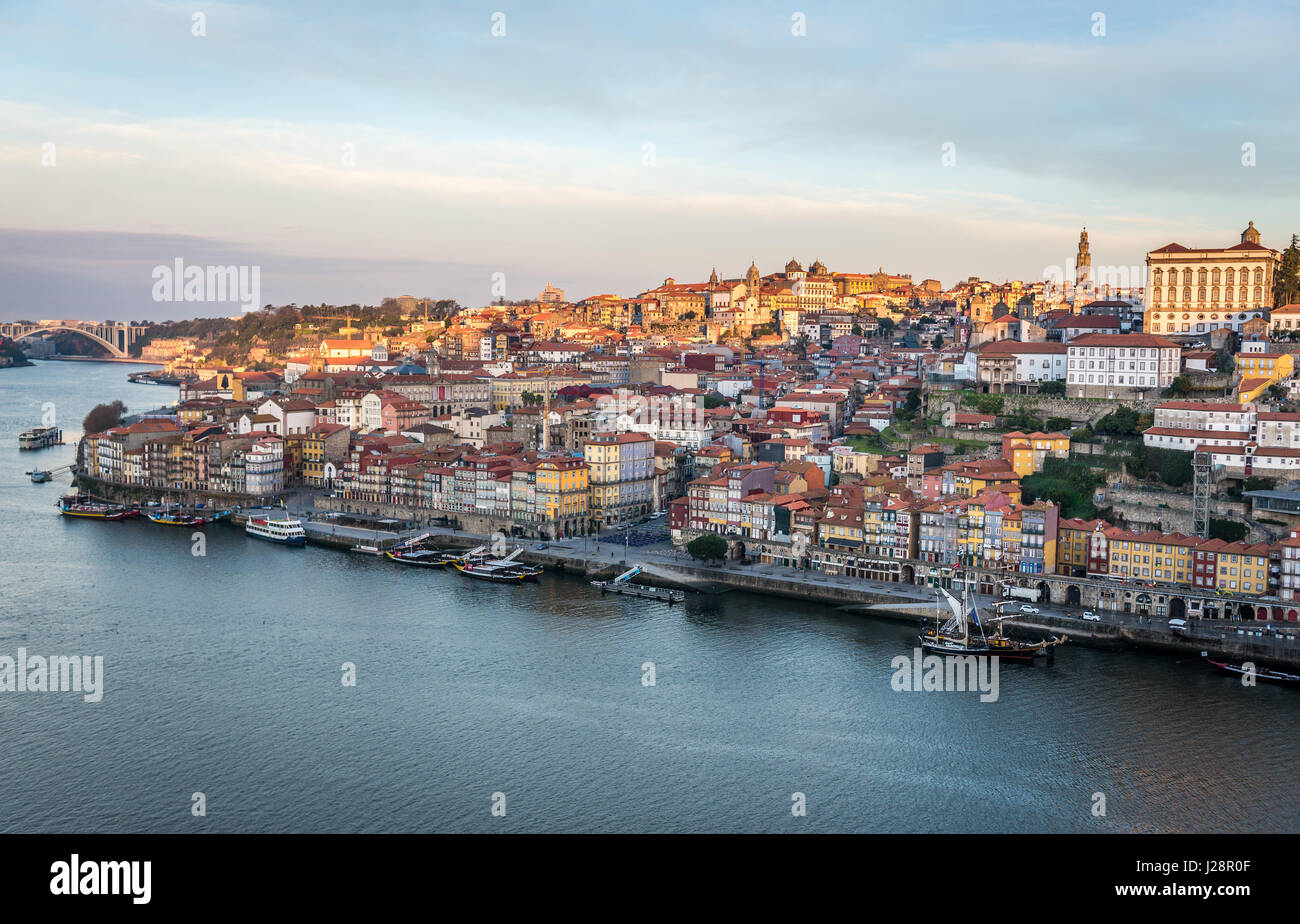 Alba sul Porto città sulla Penisola Iberica, la seconda più grande città in Portogallo Foto Stock