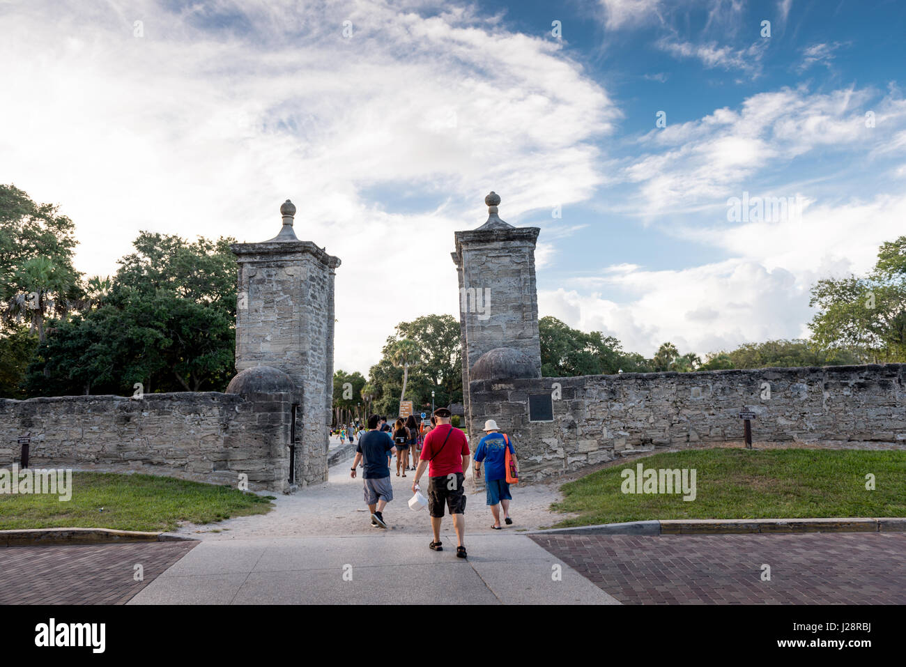 Tourist passando attraverso il più antico cancello in noi, situato a St Augustine, Florida. Foto Stock