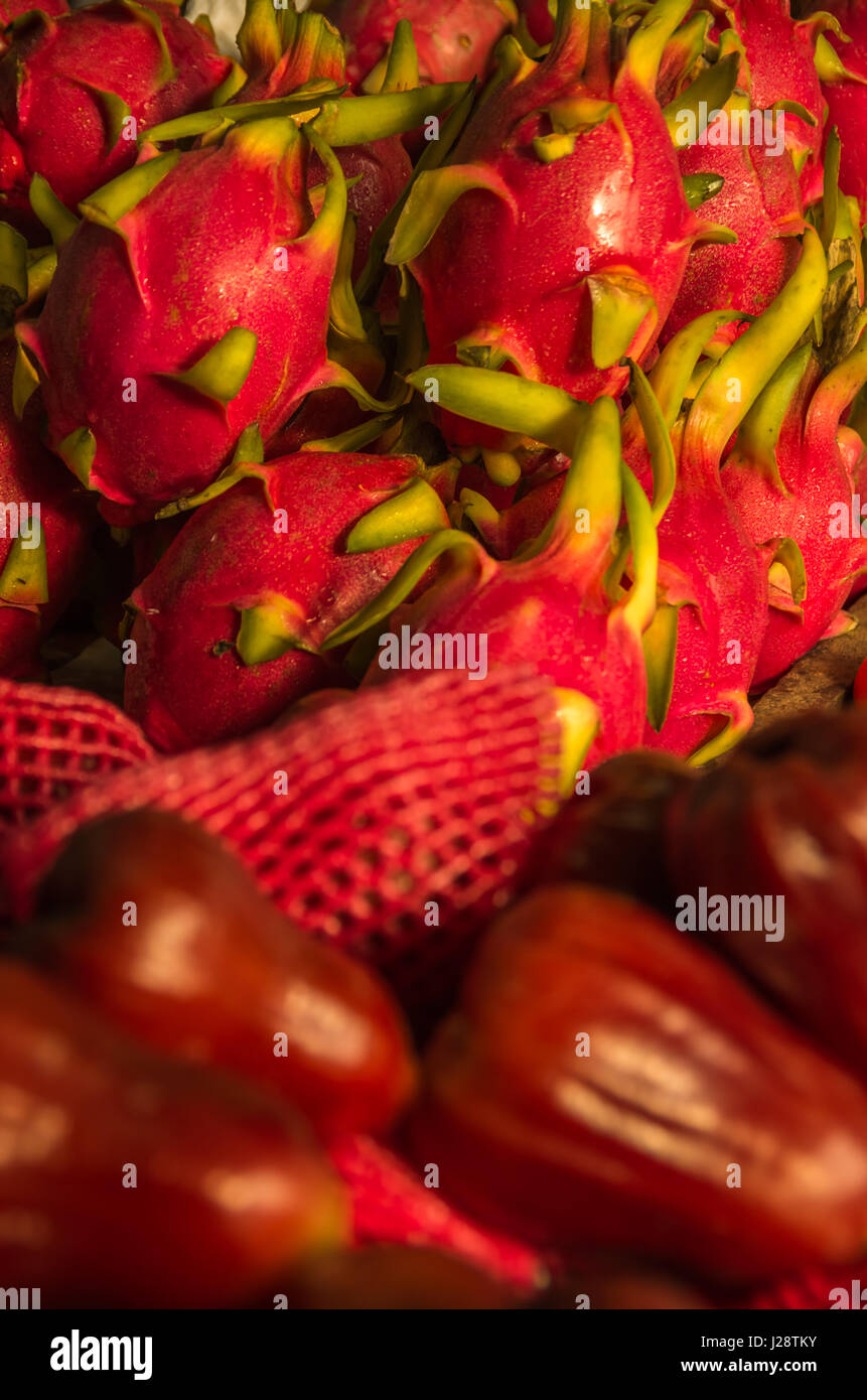 Dragon Frutti e Rose Mele Foto Stock