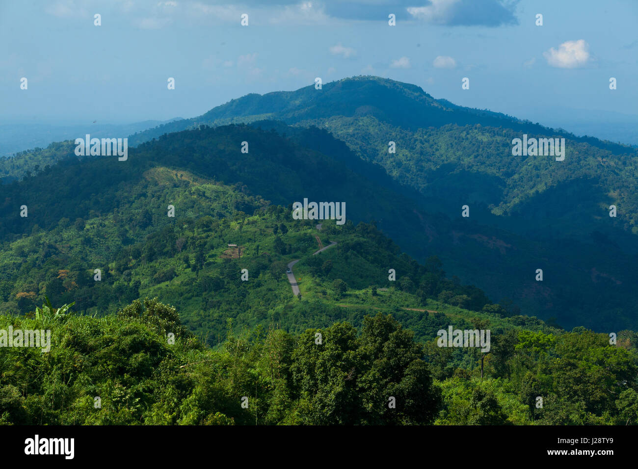 Vista del paesaggio del Nilgiri. È una delle più alte cime e bellissimo luogo turistico. Bandarban, Bangladesh. Foto Stock