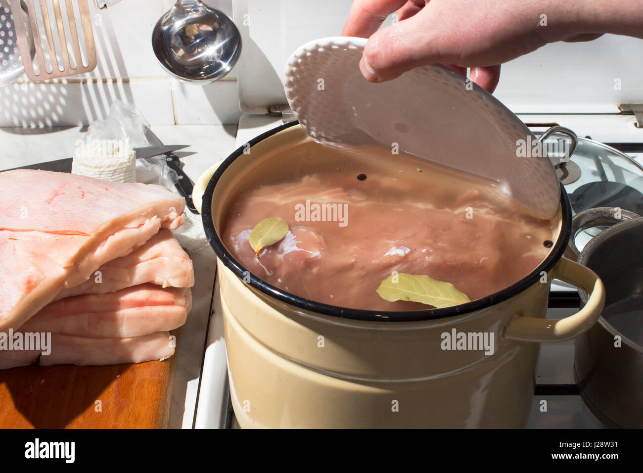 Preparazione la carne cruda per fumatori. Collo di maiale carne e la pancetta. Prelevare la carne cruda in salamoia. Macerazione delle carni in salamoia Foto Stock