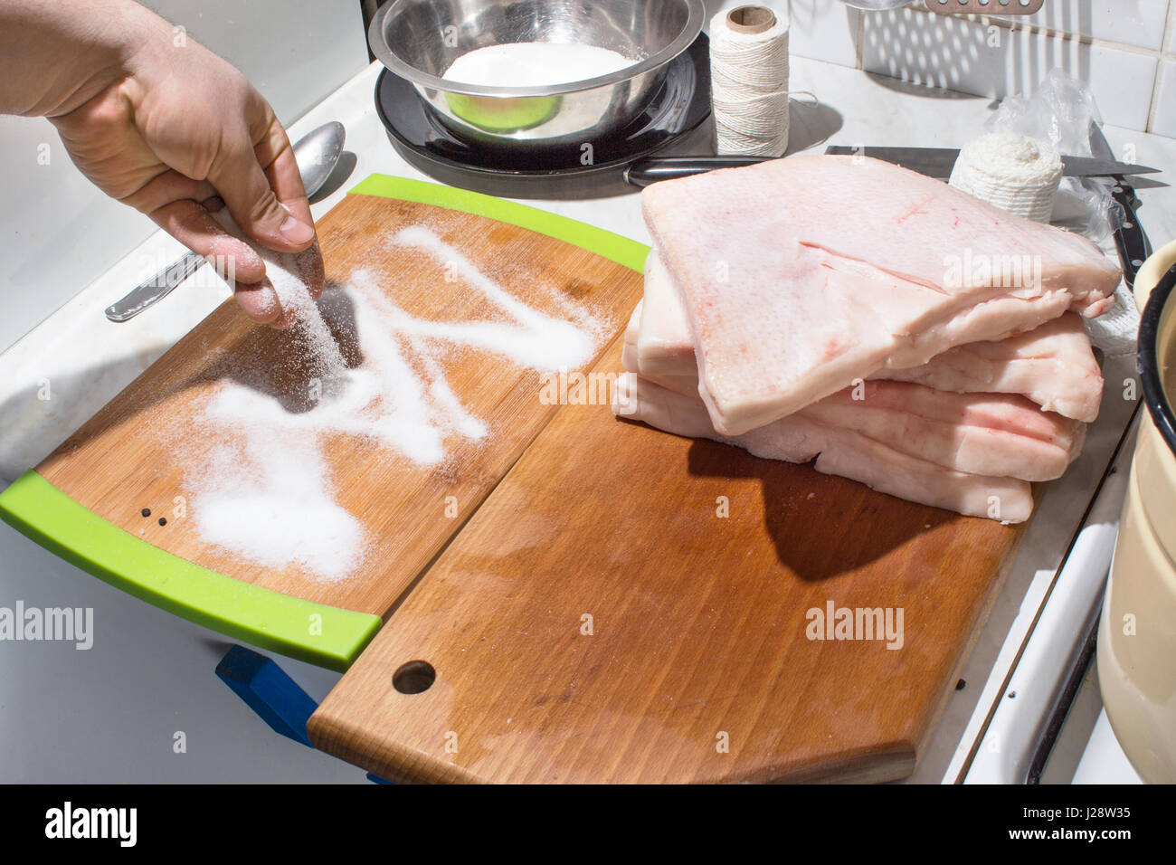 Preparazione la carne cruda per fumatori. Collo di maiale carne e la pancetta. Le carni preparate per fumatori. La salatura della carne cruda Foto Stock