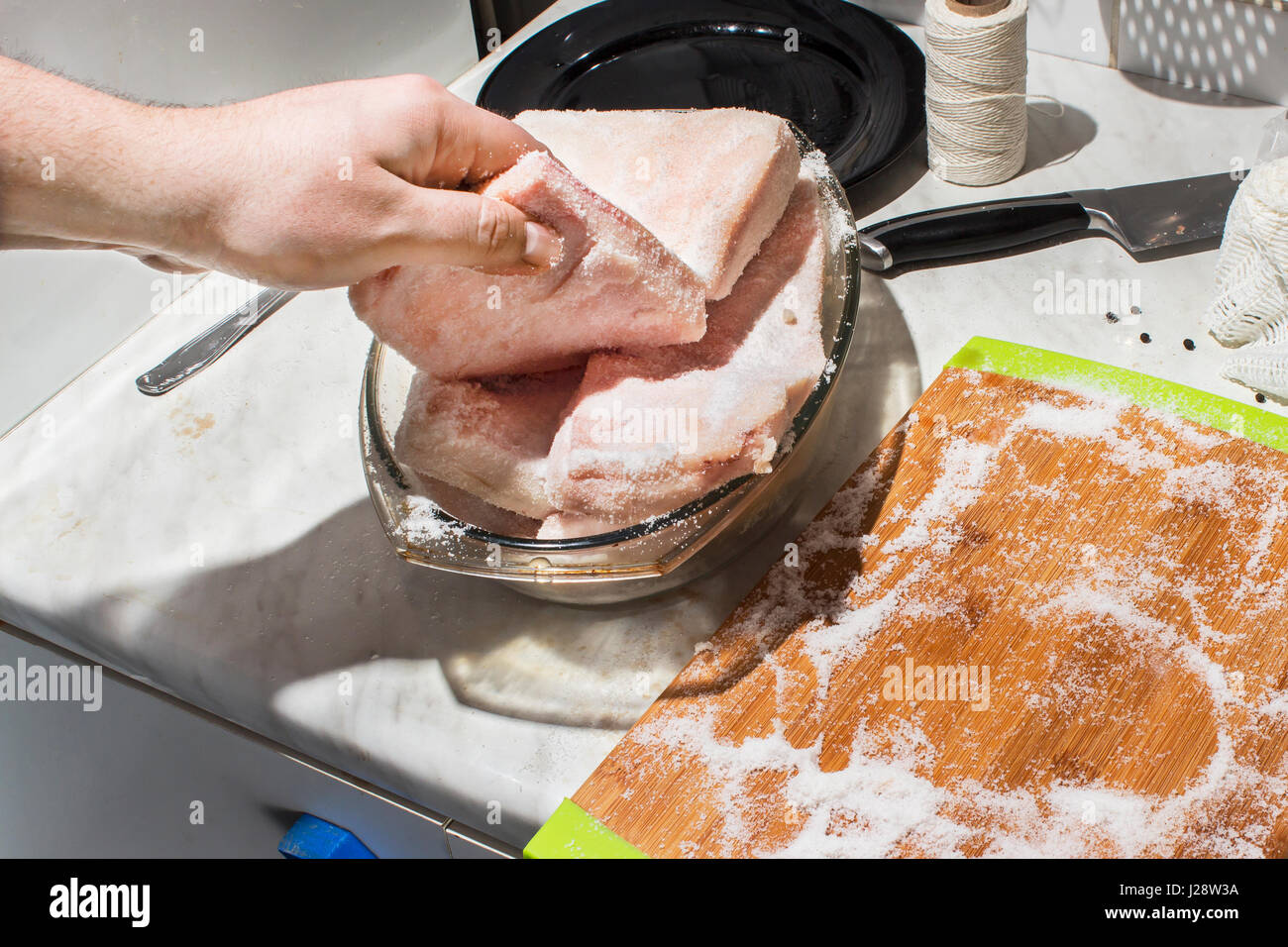 Preparazione la carne cruda per fumatori. Collo di maiale carne e la pancetta. Le carni preparate per fumatori. La salatura della carne cruda Foto Stock