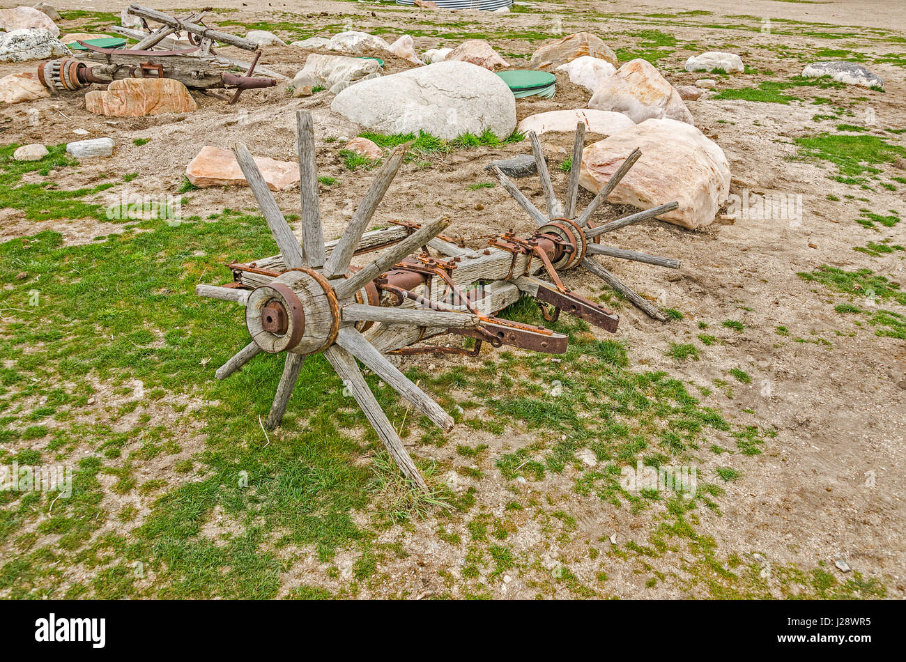 Antico gruppo assale e rotto le ruote di legno con metallo arrugginito parti Foto Stock