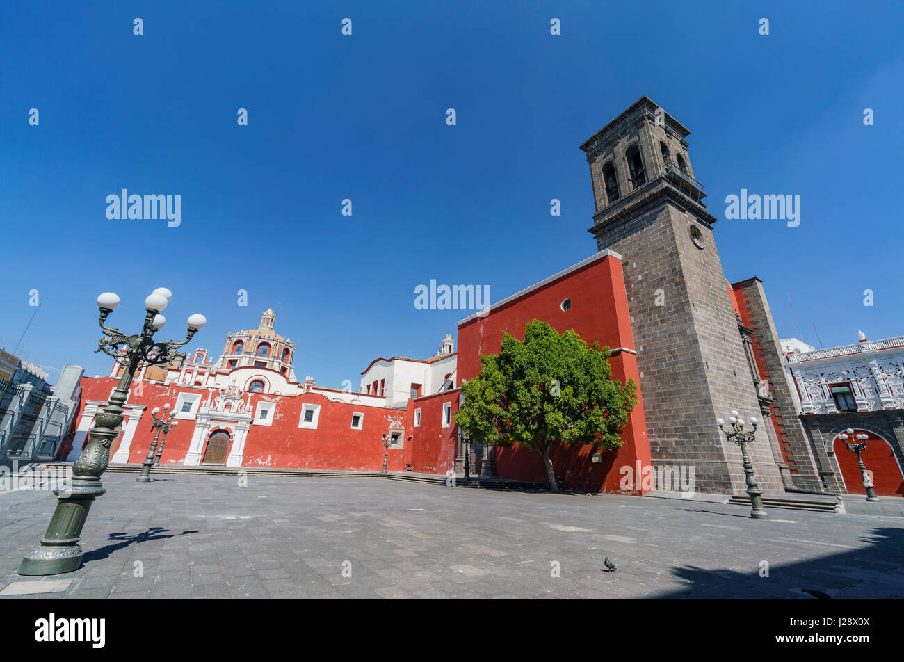 Vista esterna della chiesa di Santo Domingo a Puebla, Messico Foto Stock