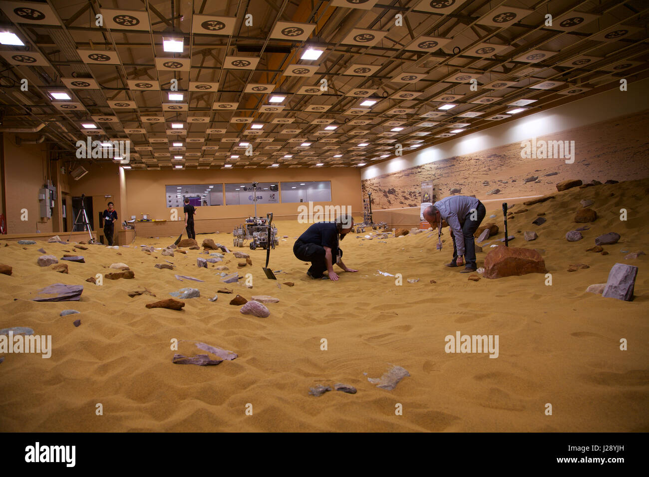 Gli scienziati di preparare un magazzino a Stevenage a guardare come la superficie di Marte per il test di ESA ExoMars rover missione su Marte Foto Stock