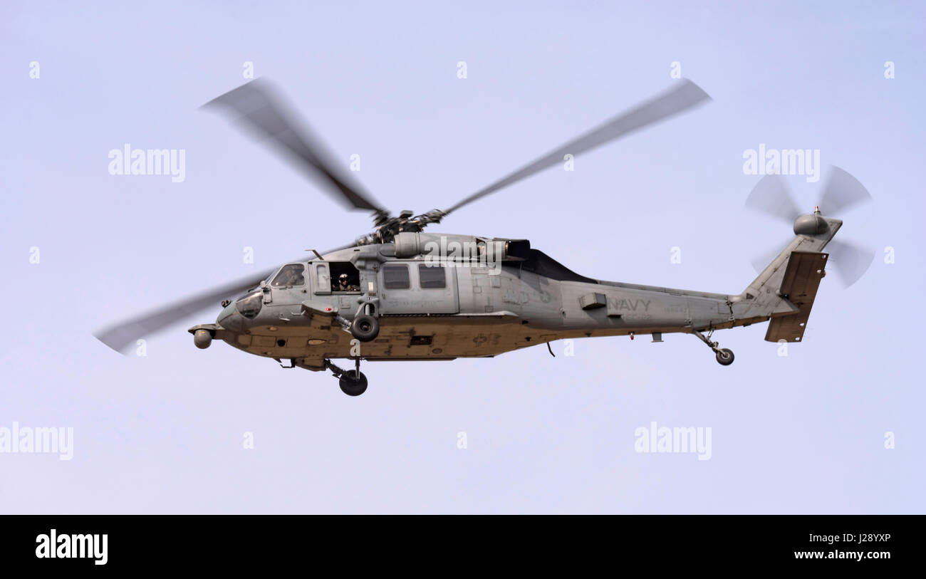 MH60S elicottero da USNS Robert Peary e sull approccio alla RNAS Culdrose Foto Stock