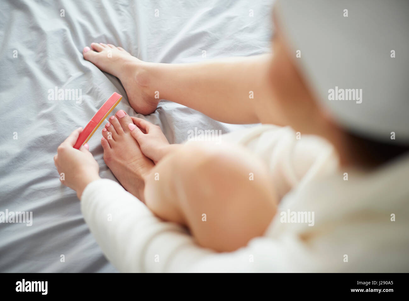 Elevato angolo di visione della donna chiodi di riempimento Foto Stock