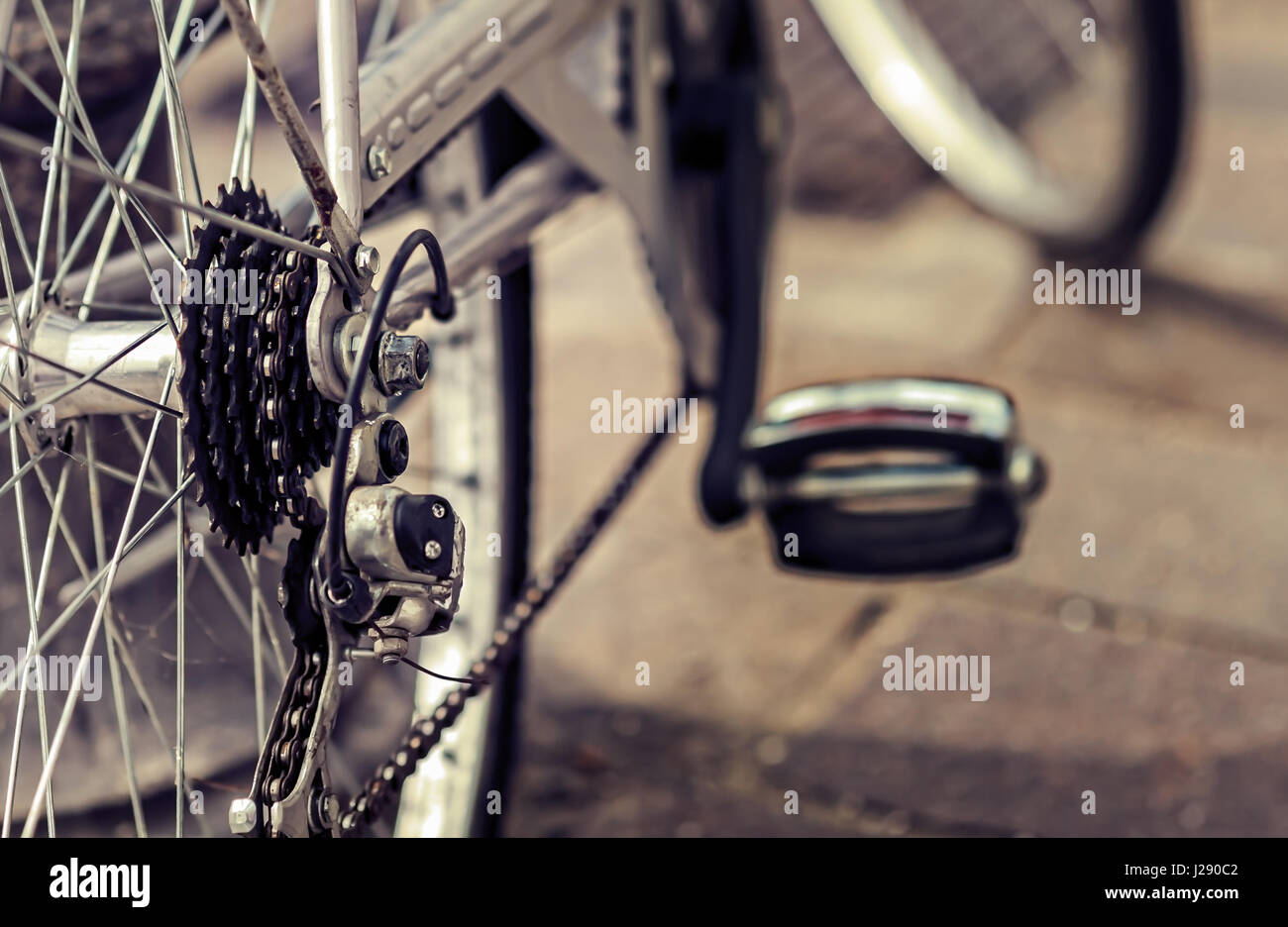 In bicicletta. Il fuoco selettivo sulla catena e trasmissione. Ingranaggio posteriore e la catena di bicicletta. Foto Stock