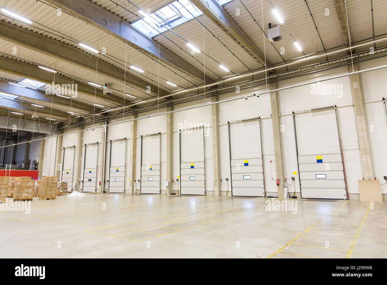 Magazzino di porte o cancelli e box di carico Foto Stock