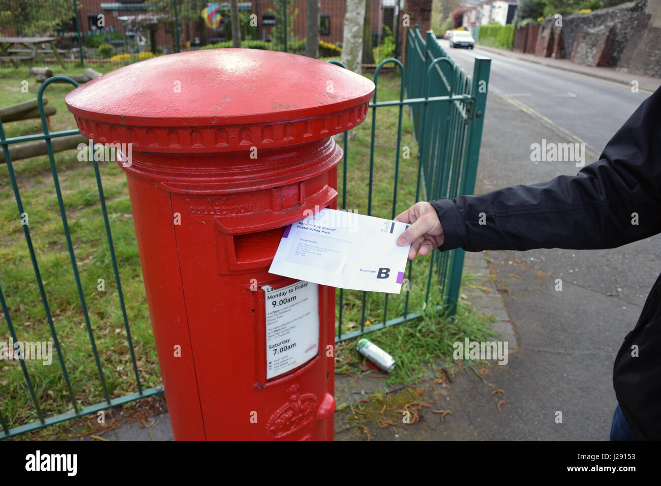 Voto postale per le elezioni comunali del 4 maggio, Norwich Regno Unito Aprile 2017. Signor Foto Stock