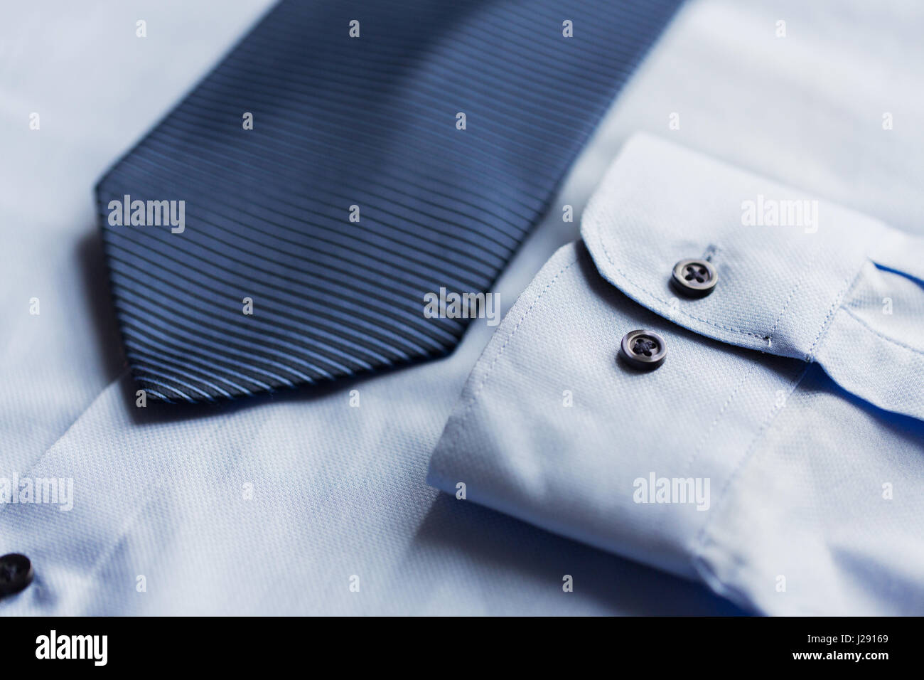Close up della maglietta blu e cravatta modellato Foto Stock
