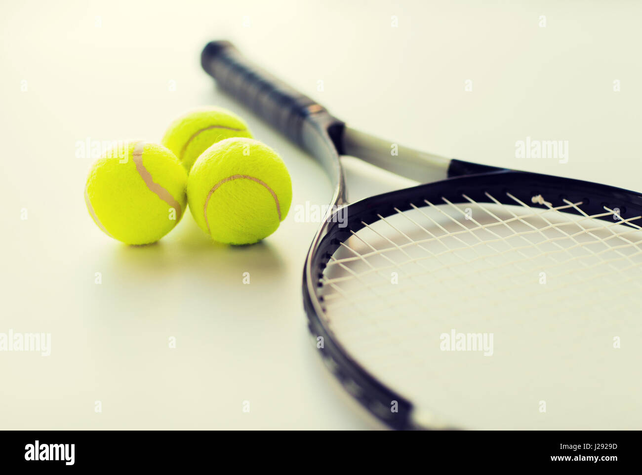 Close up della racchetta da tennis con sfere Foto Stock