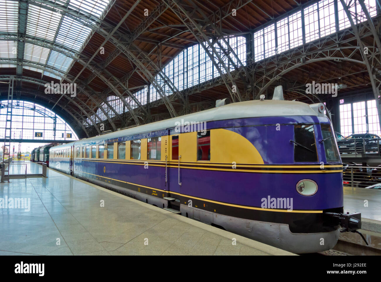 Piattaforma 24, con treno storico vagoni e locomotive, Hauptbahnhof, la stazione ferroviaria centrale di Lipsia, in Sassonia, Germania Foto Stock