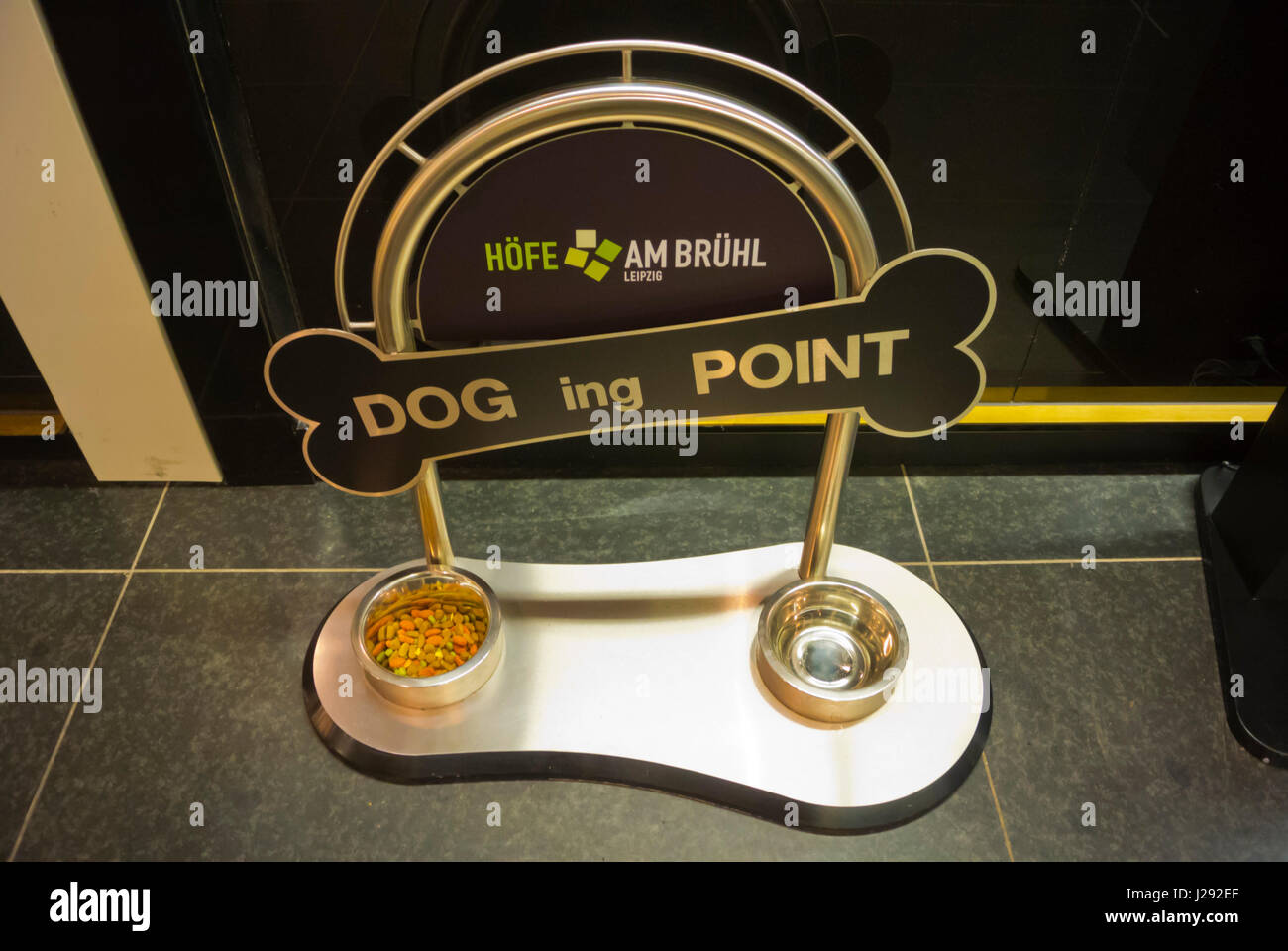 Punto Doging, mangiare e bere fuori luogo per cani, Höfe am Brühl shopping centre, Lipsia, Sassonia, Germania Foto Stock