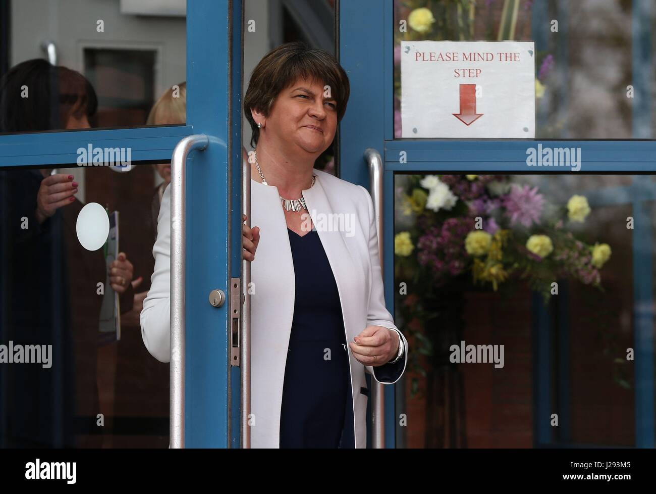 DUP leader Arlene Foster a seguito di un incontro con una delegazione di lingua irlandese di altoparlanti a Nostra Signora della Grammar School di Newry. Foto Stock