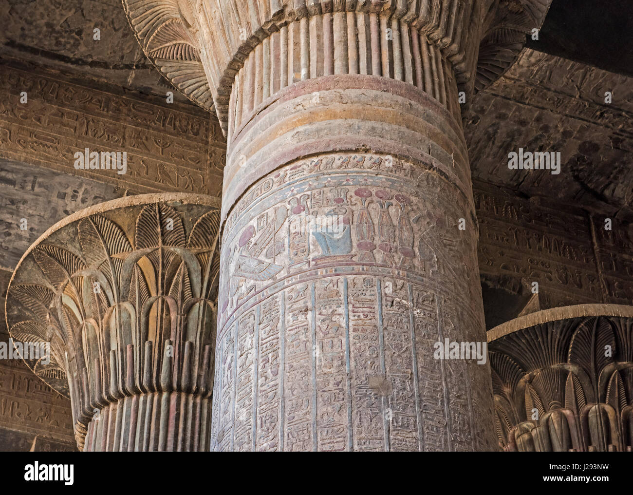 Colonne nell'antico tempio egizio di khnum a esna con dipinti sculture geroglifico Foto Stock