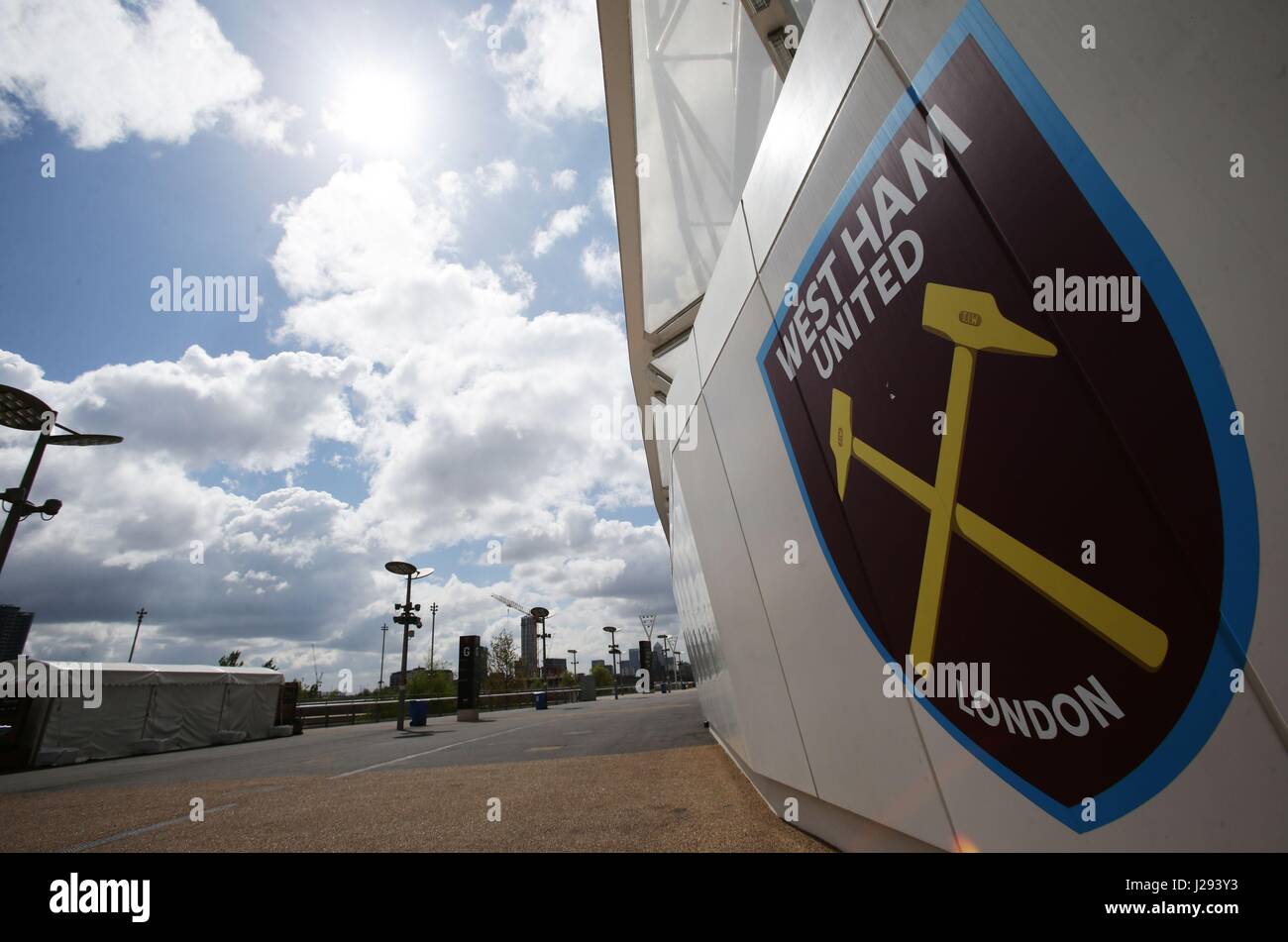 West Ham United Football Club di Londra, come alcuni uomini dal calcio professionistico industria, compreso il Newcastle United boss Lee Charnley, sono stati arrestati nel corso di un sospetto di imposta sul reddito nazionale e la frode nel settore delle assicurazioni in un'operazione con la partecipazione delle autorità fiscali nel Regno Unito e in Francia. Foto Stock