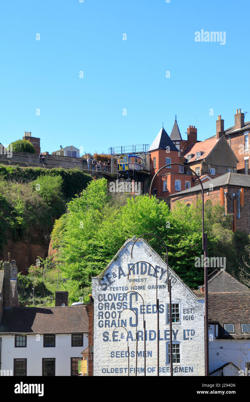 Vecchio annuncio per S E e una Ridley seedsmen dipinta sul frontone di un edificio su Bridge Street e la scogliera sopra ferroviaria, Bridgnorth, Shropshire, Foto Stock