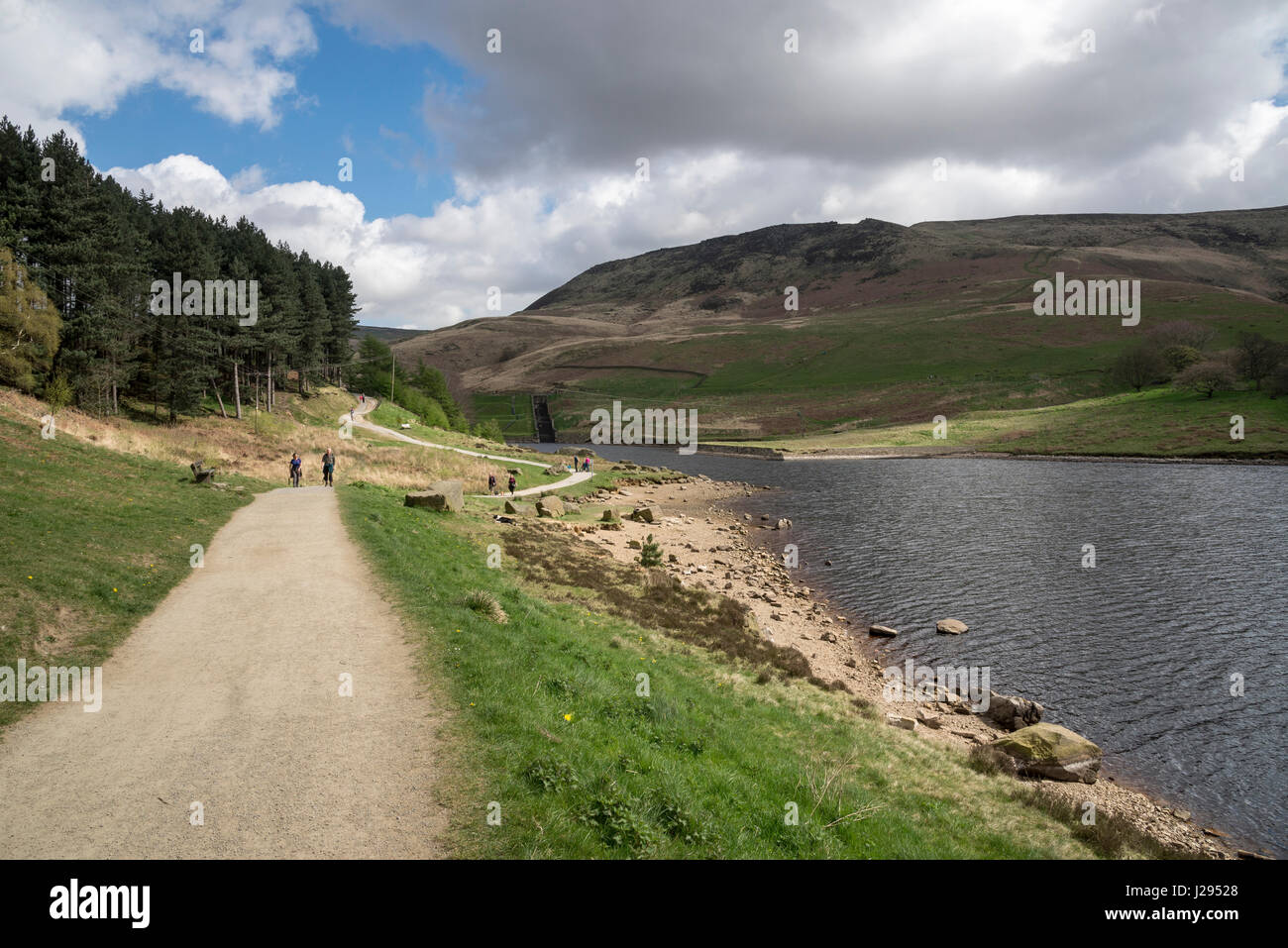 Bella giornata di primavera a Colomba serbatoio di pietra, Greenfield, Greater Manchester, Inghilterra Foto Stock