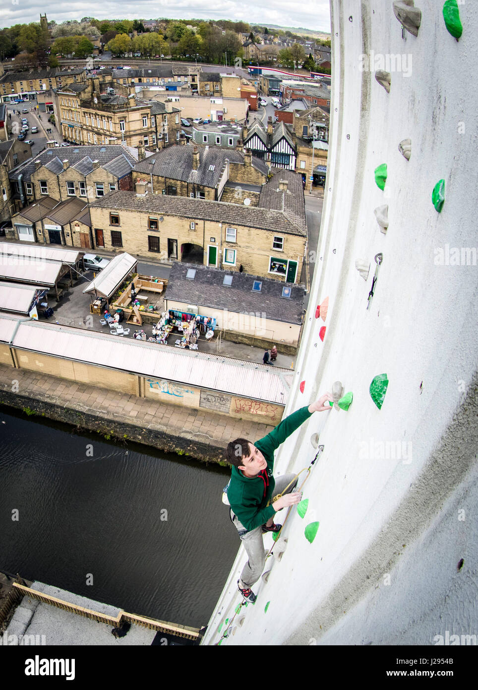 Team GB scalatore Luke Murphy sul Regno Unito i livelli più elevati di man-made outdoor parete di arrampicata in anticipo di apertura della ROKTFACE nello Yorkshire. Foto Stock