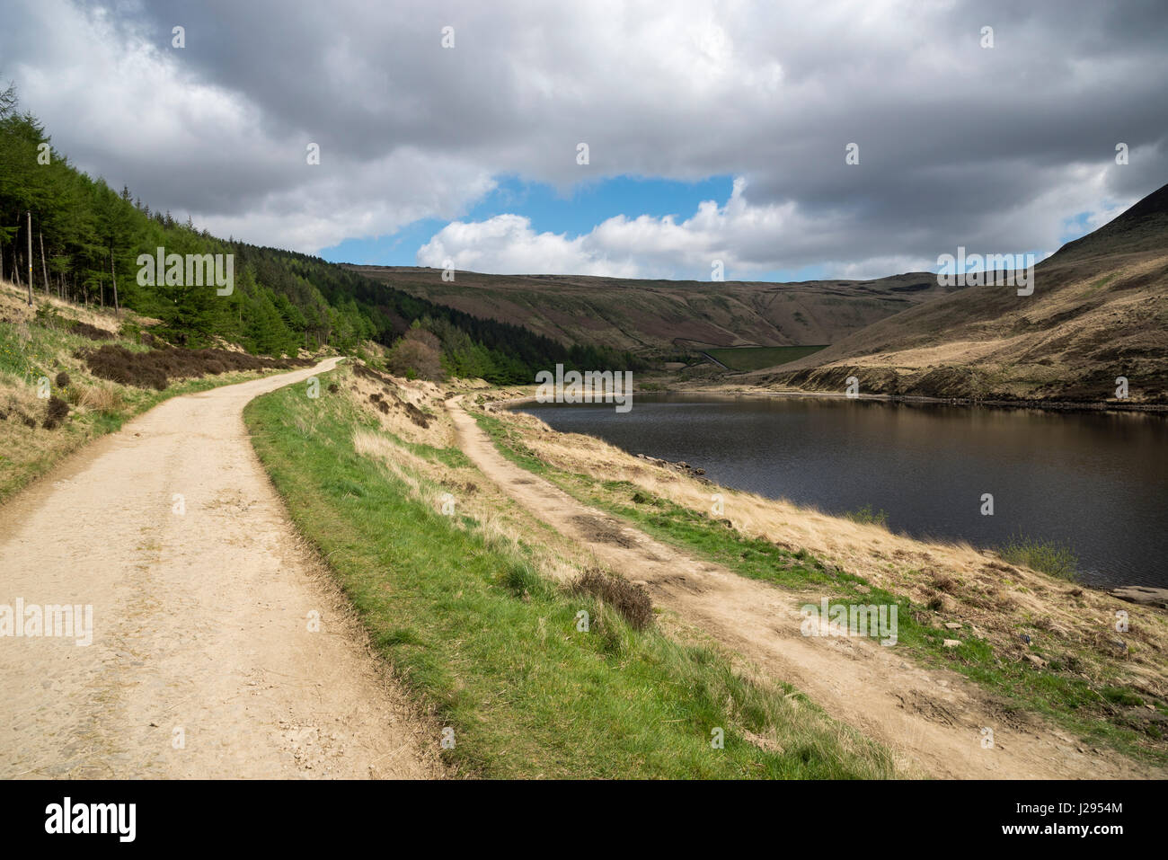Il sentiero accanto a Yeoman hey serbatoio vicino Greenfield, Greater Manchester, Inghilterra Foto Stock