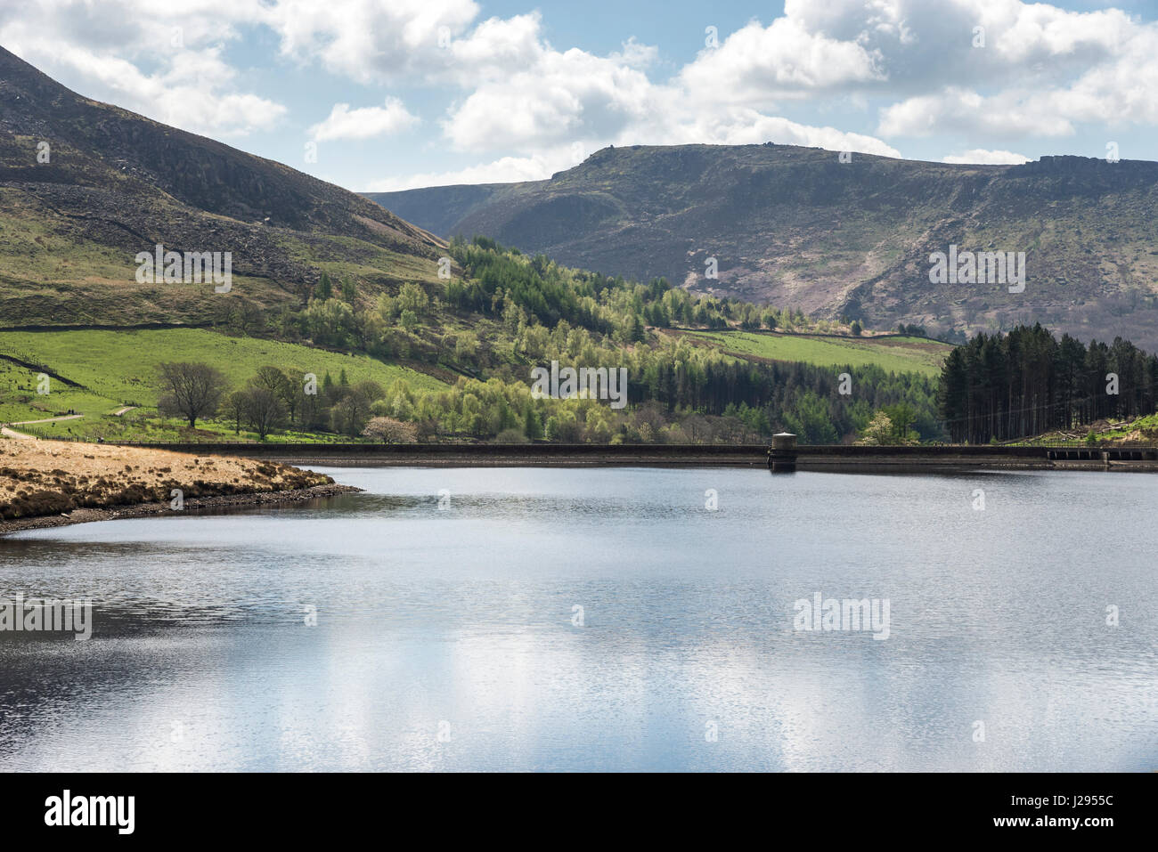 Vista delle colline Pennine attraverso Yeoman hey serbatoio vicino Greenfield, Greater Manchester, Inghilterra. Foto Stock