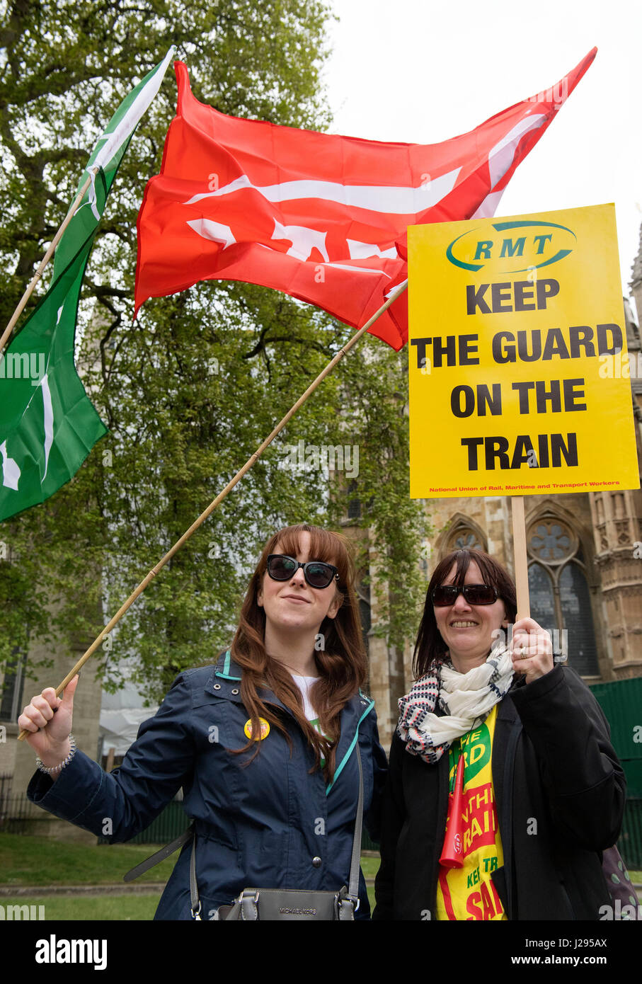 Una protesta da parte del RMT unione in Westminster, Londra, in occasione del primo anniversario della Ferrovia Meridionale controversia. Foto Stock