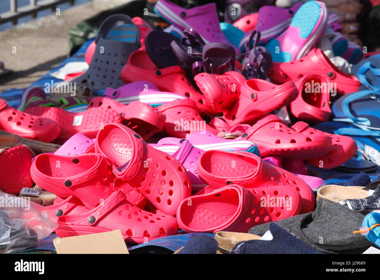 Rosso Scarpe estive su un mercato delle pulci in stallo Foto Stock