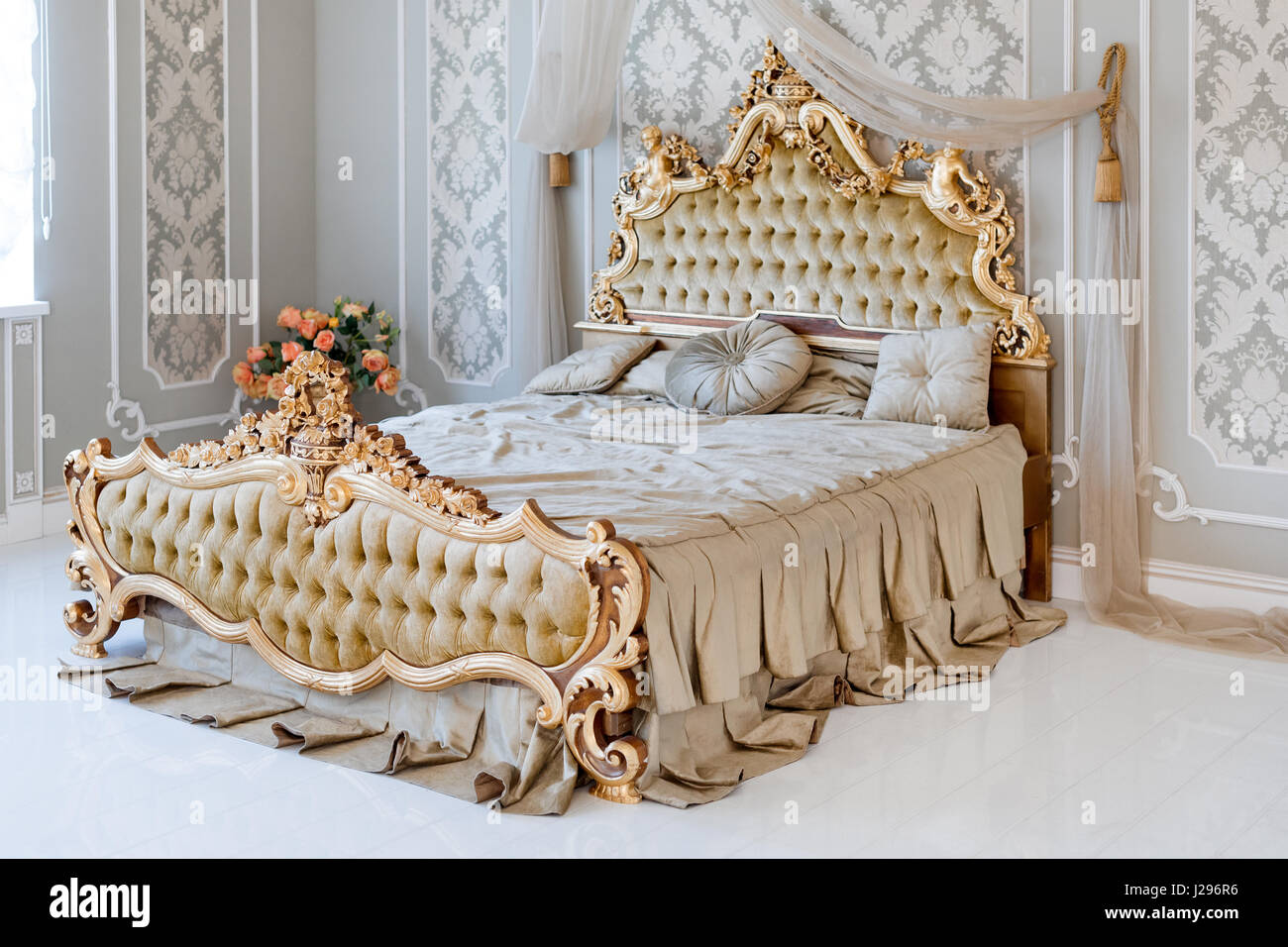 https www alamy it foto immagine la camera da letto di lusso in colori chiari con arredamento dorato dettagli big confortevoli camere doppie royal bed in eleganti e classici interni 139115178 html
