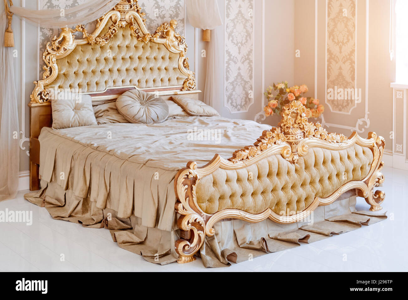 https www alamy it foto immagine la camera da letto di lusso in colori chiari con arredamento dorato dettagli big confortevoli camere doppie royal bed in eleganti e classici interni 139115222 html