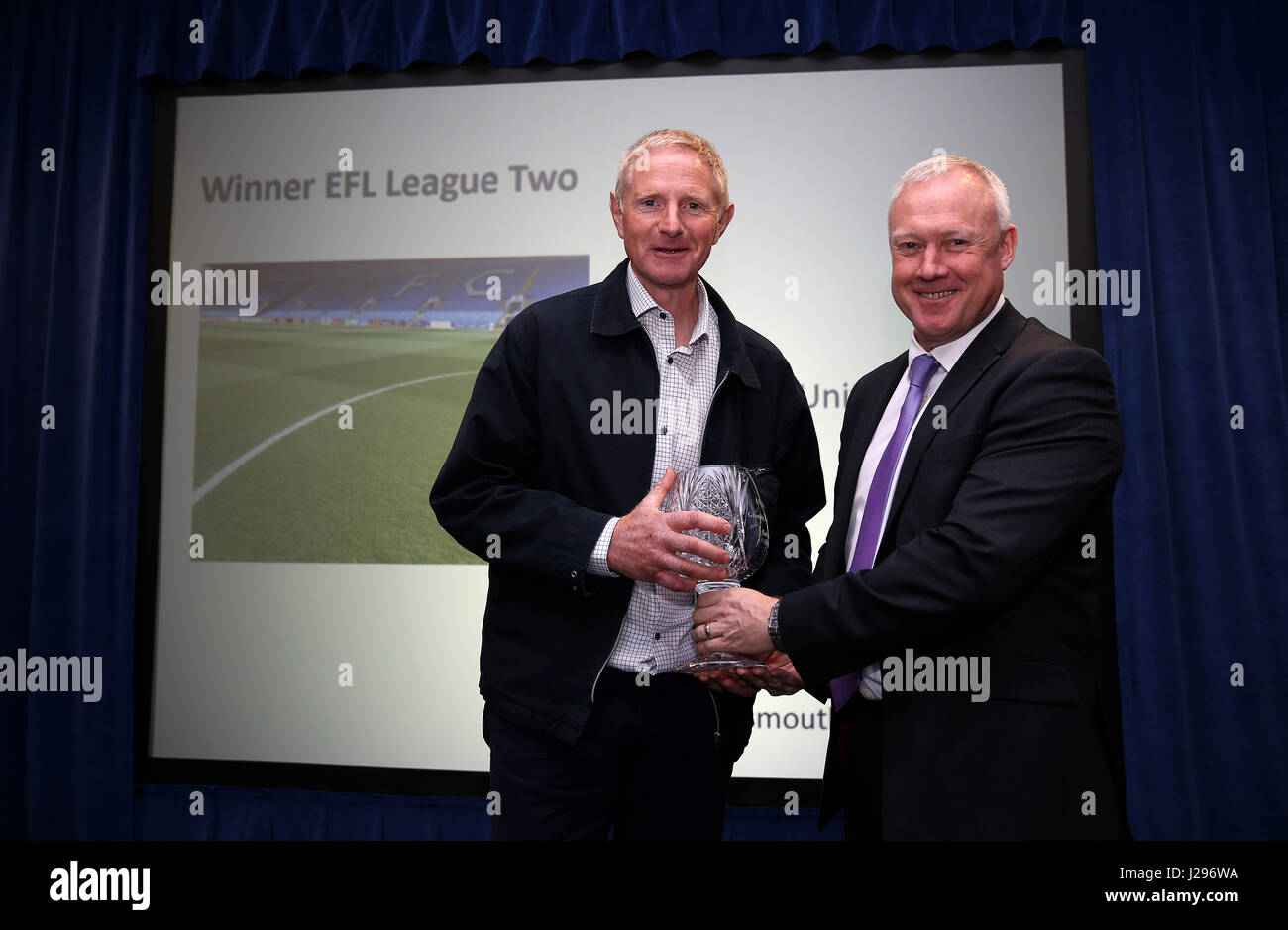 Carlisle United riceve il premio Sky Bet League Two Grounds Team of the Season Award 2016/17 durante la conferenza professionale di football dei Groundsmen al Twickenham Stadium di Londra. PREMERE ASSOCIAZIONE foto. Data foto: Mercoledì 26 aprile 2017. Il credito fotografico dovrebbe essere: Steven Paston/PA Wire Foto Stock