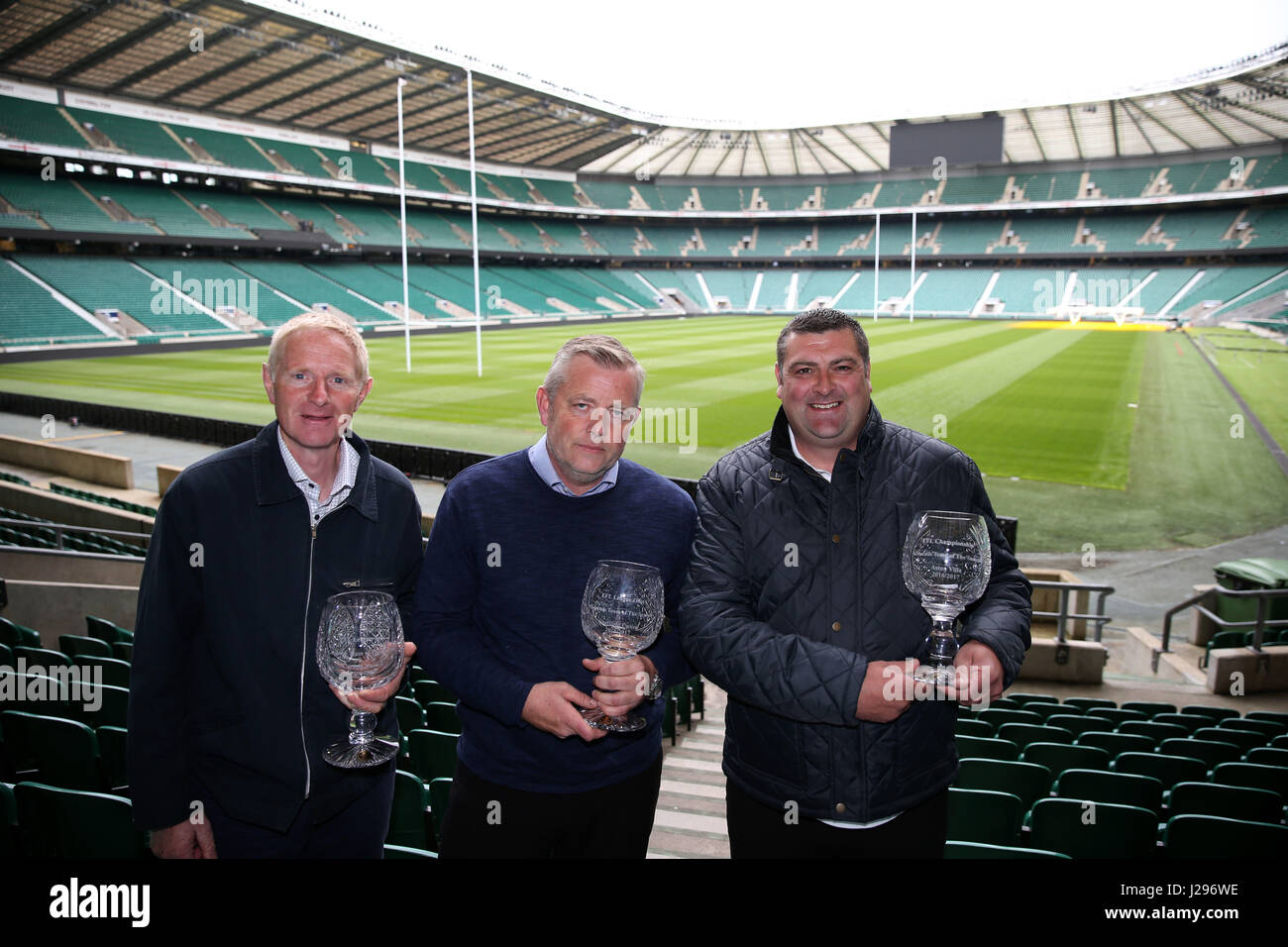 I vincitori del Grounds Team of the Season Award 2016/17 (da sinistra a destra) Sky Bet League due Carlisle United, Sky Bet League uno Sheffield United e Sky Bet Championship Aston Villa posano per una foto dopo il Professional football Groundsmen's Conference al Twickenham Stadium, Londra. PREMERE ASSOCIAZIONE foto. Data foto: Mercoledì 26 aprile 2017. Il credito fotografico dovrebbe essere: Steven Paston/PA Wire Foto Stock