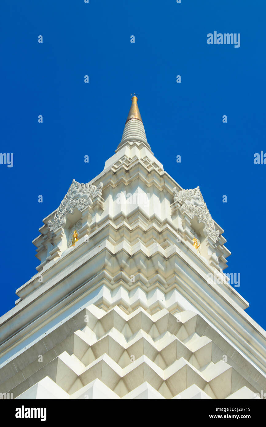 Antica Pagoda Bianca con cielo blu sullo sfondo di Wat Paknam Tempio di Bangkok, Thailandia. Foto Stock