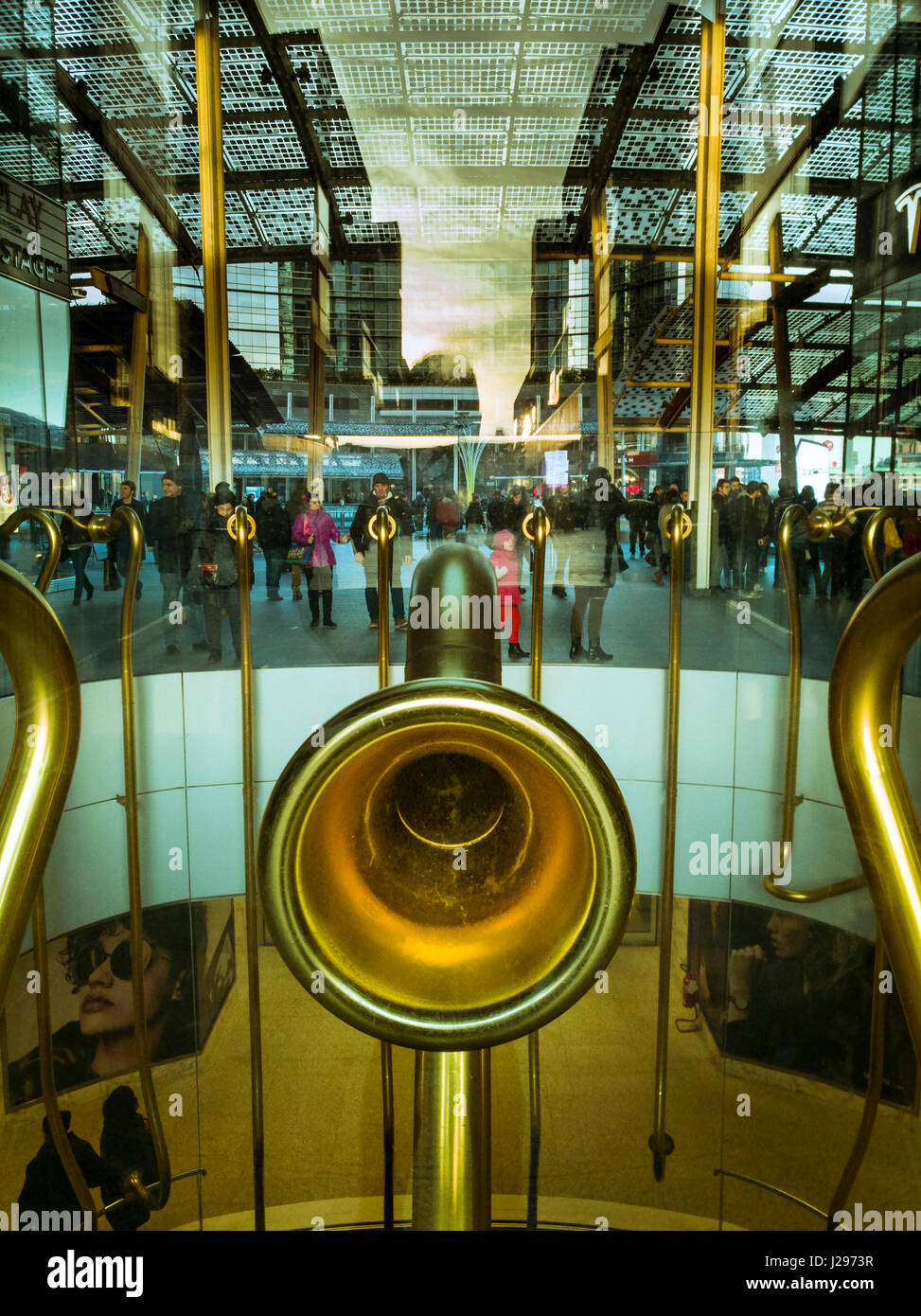 Milano, ufficio distrettuale, Garibaldi quartiere, lungo il tubo di ottone che si diffondono i suoni della città realizzato da Alberto Garruti artista e docente. Foto Stock