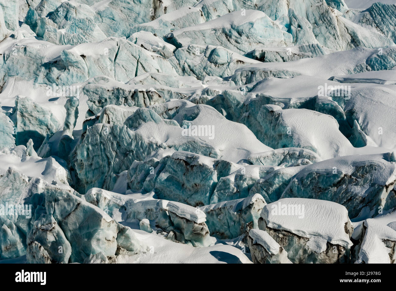 Close-up del ghiacciaio d'Argentiere con coperta di neve crepacci e seracchi da aggirare formata mentre scorre giù per la Valle d'inverno. Foto Stock