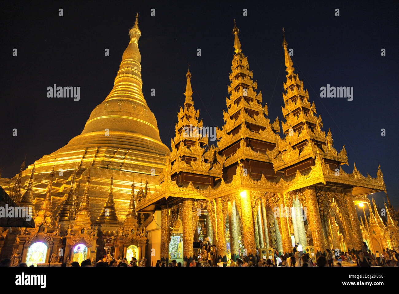 Shwedagon pagoda in Yangon di notte Foto Stock