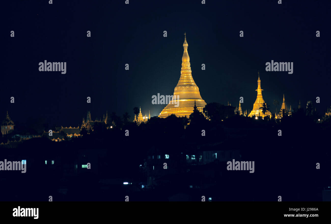 Shwedagon pagoda in Yangon di notte Foto Stock
