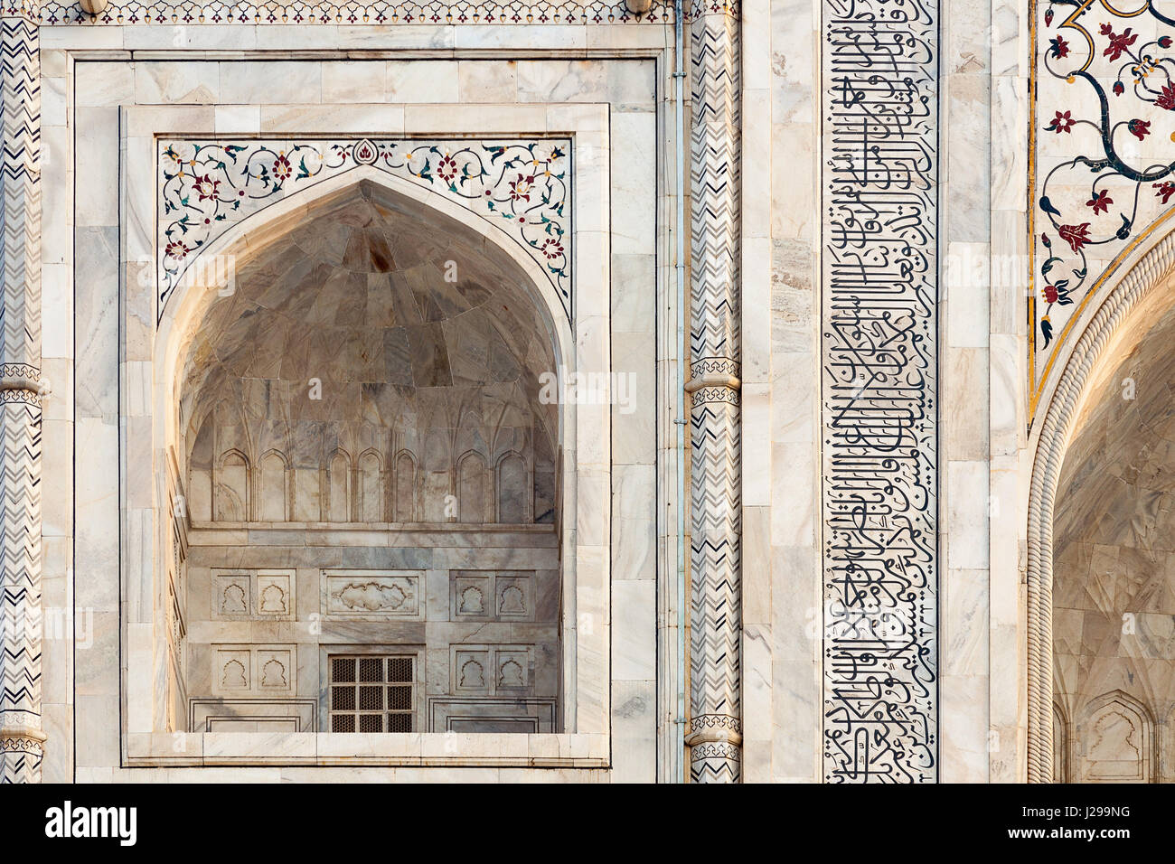 2016 Agre India. Il Taj Mahal, persiano per la corona di palazzi, è un bianco-avorio mausoleo di marmo costruito per celebrare l'amore. Foto Stock