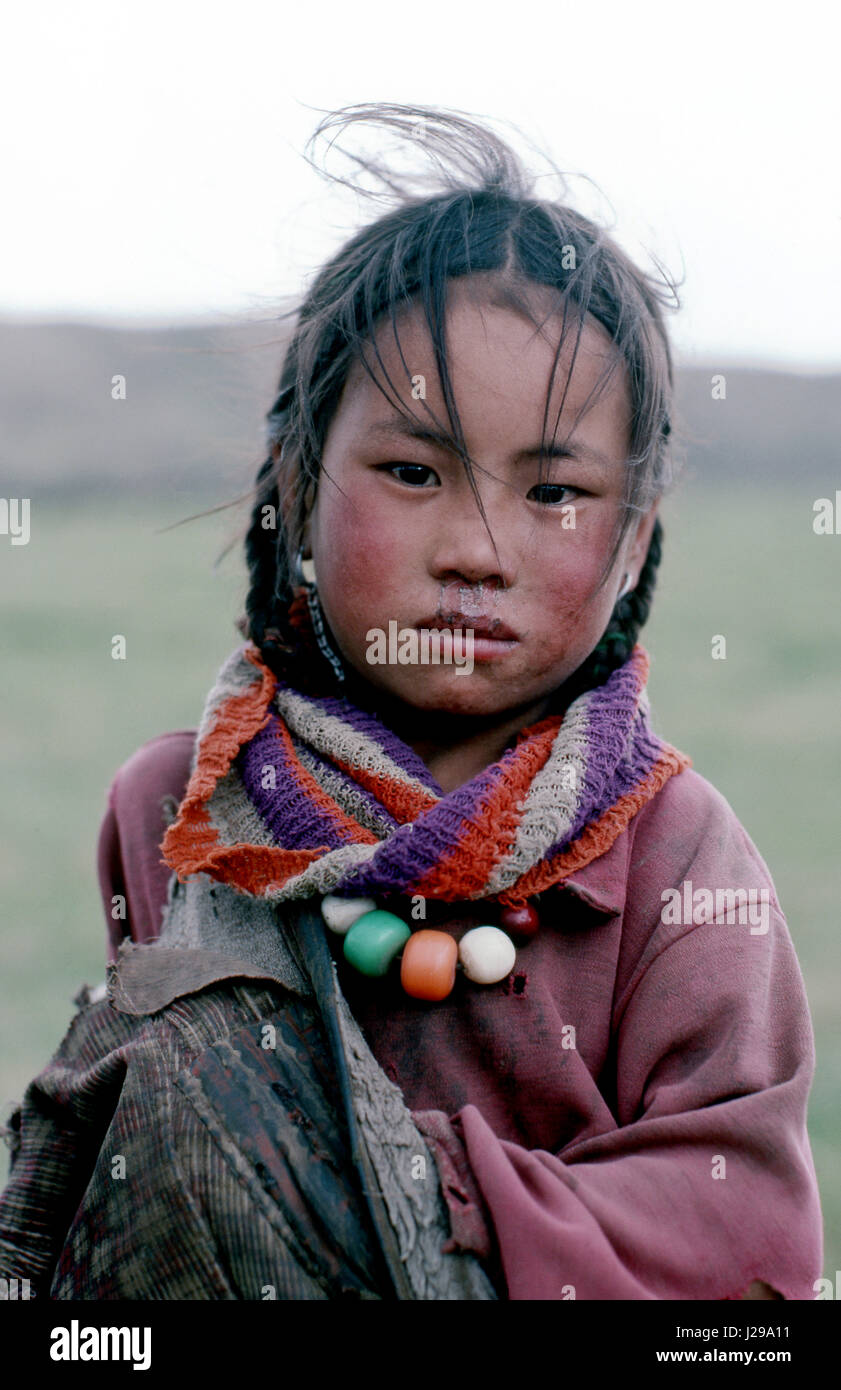 Ritratto di una giovane ragazza da praterie area del Tibet, Cina Foto Stock
