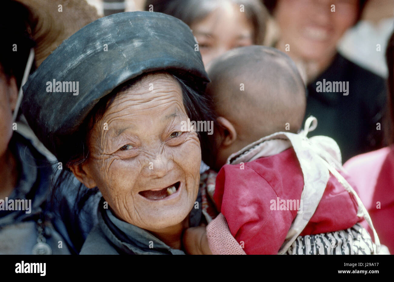 Sorridendo felice nonna azienda sua nipote, Cina. Foto Stock