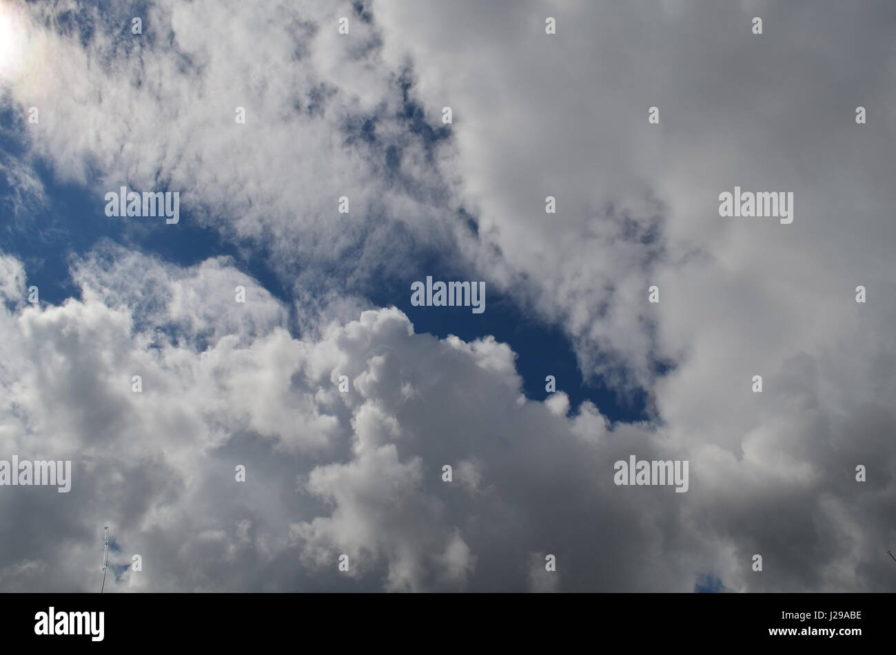 Cielo di estate blu con con le nuvole Foto Stock