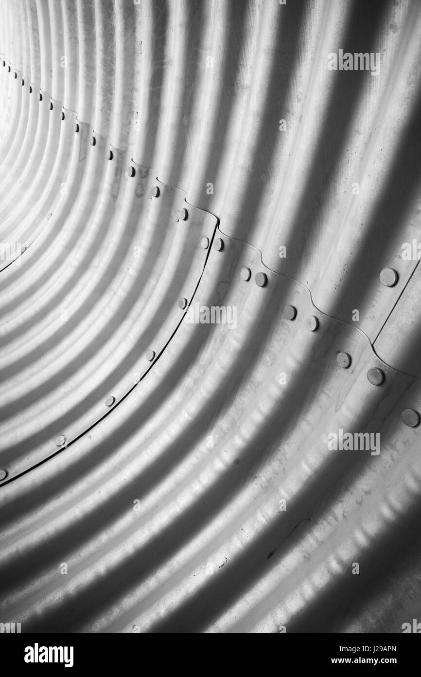 Abstract tunnel in acciaio frammento interno ondulato modello vaults, foto verticale Foto Stock