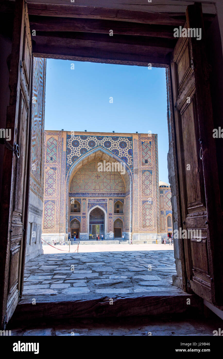 Samarcanda, Uzbekistan - 28 agosto: persone che visitano Ulugh Beg Madrasah Madrasah in Registan famoso segno distintivo di Samarcanda, Uzbekistan. Agosto 2016 Foto Stock
